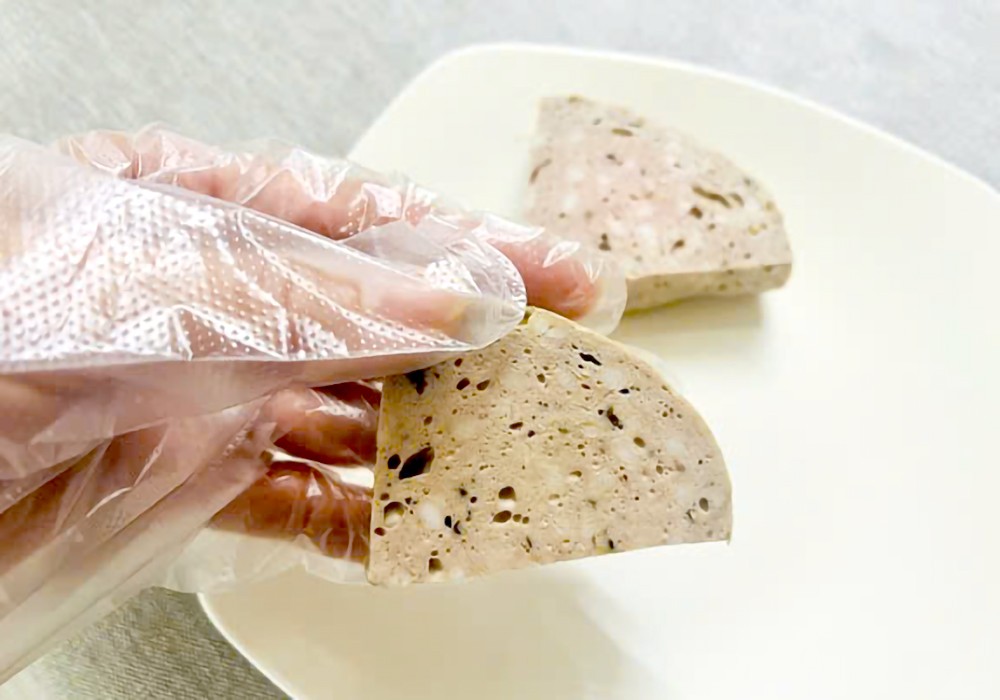 接触熟食及即食食物时，须剪短指甲及戴上手套。