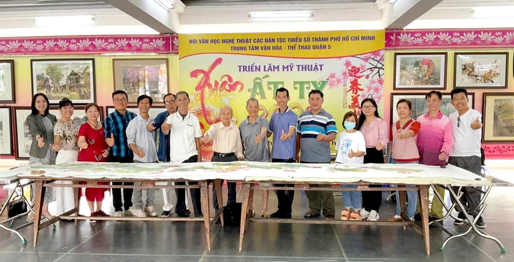 参与创作的越华画家合影留念。