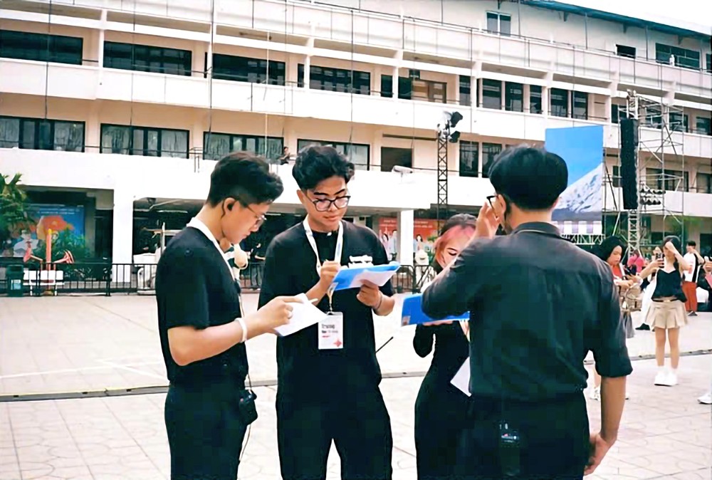 丁海登(左二)透过实习、志愿活动和事件来履行医学生的职责。