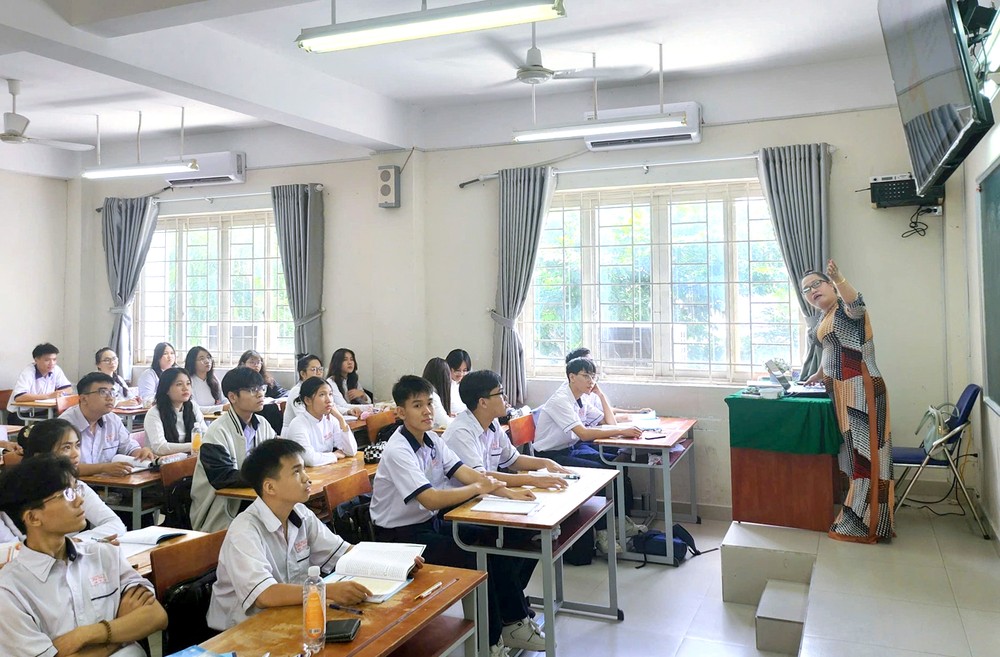 福门县胡氏璧高中学校十二年级学生正在上经济与法律教育课。