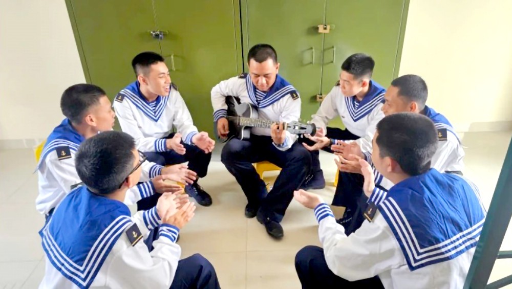 海军第二区训练中心的新兵们经过紧张的训练时间后参与文艺活动。