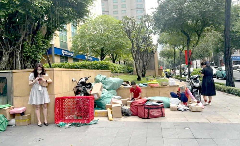 第一郡二征夫人街人行道一角已成为自发性“街市”，地面上满是商品。