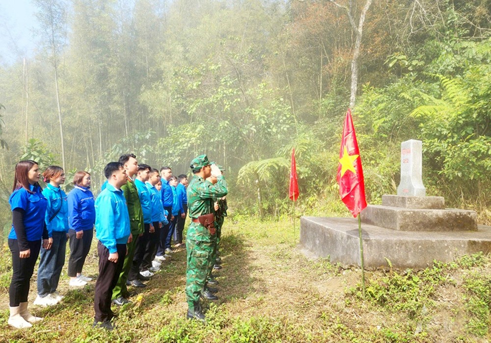 河江省边防部队清水国际口岸边防哨所边防战士与共青团员巡逻保卫边境界碑。