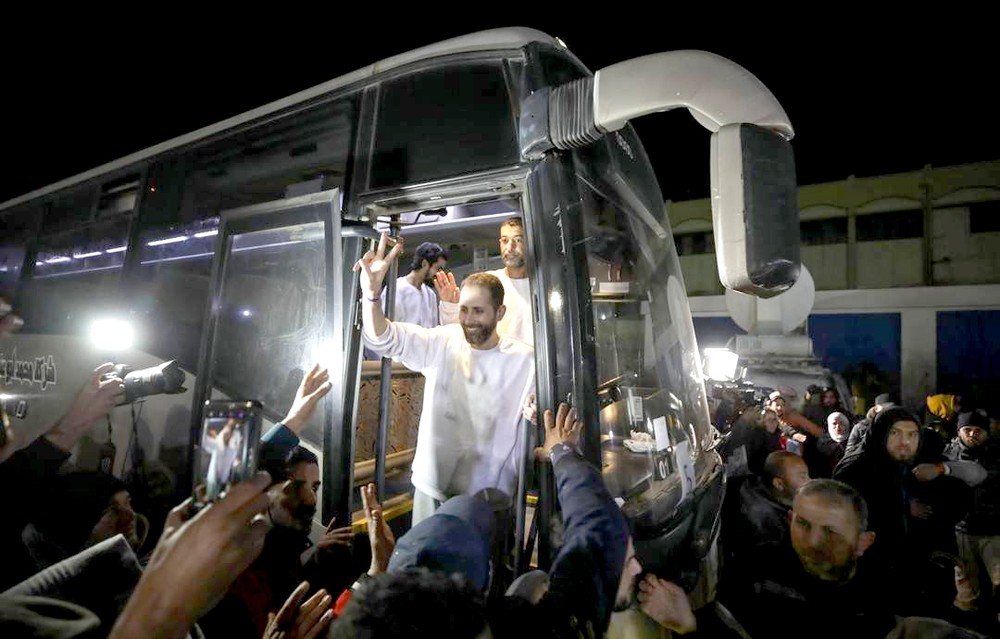 2月27日，获释的巴勒斯坦在押人员抵达加沙地带。