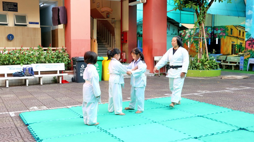 第四郡邓陈琨小学的学生下课后在武术俱乐部锻练武术。
