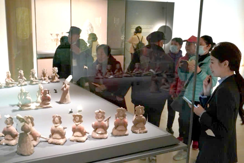 游客在中国西部机场博物馆内参观。