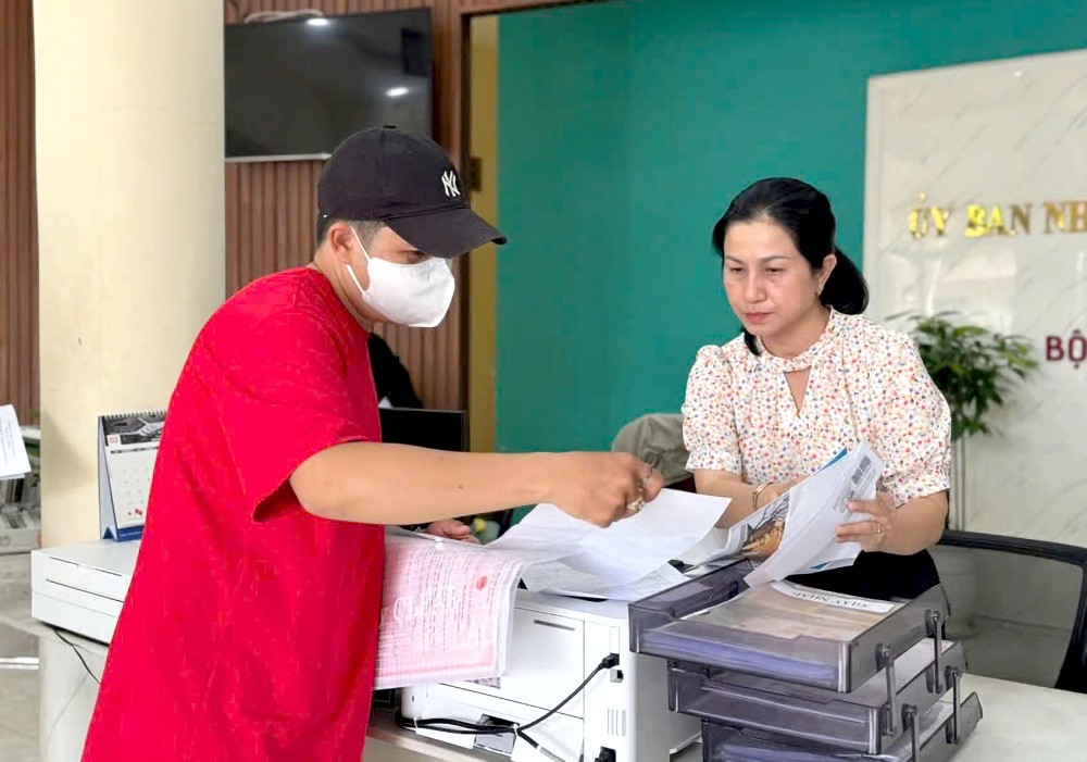 民众到第十二郡新兴顺坊人委会办理结婚登记手续。