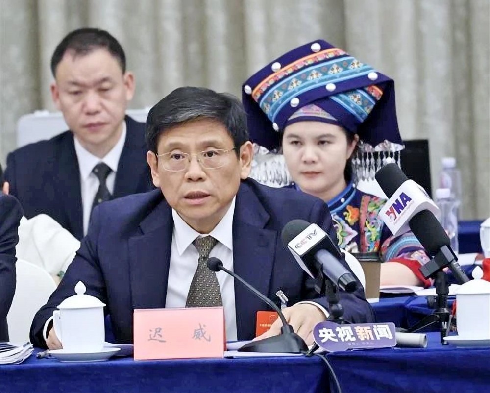 崇左市委副书记、市长迟威回答越通社记者的提问。