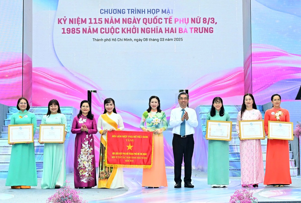 市领导向市妇联会颁赠出色竞赛锦旗。