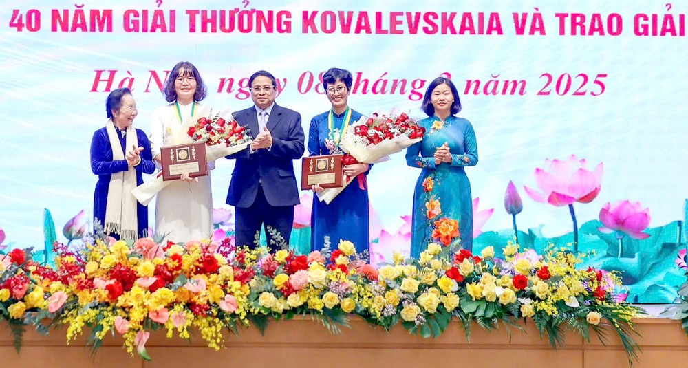 政府总理范明政向两女科学家颁授柯瓦列夫斯卡娅奖。