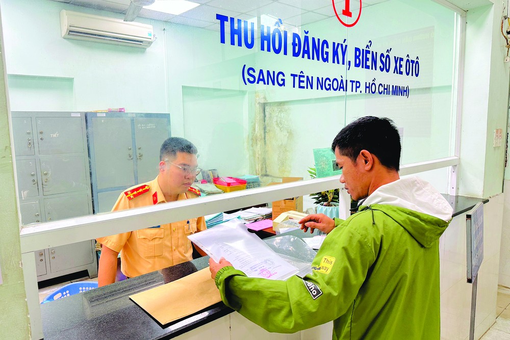 民众正办理车辆注册手续。