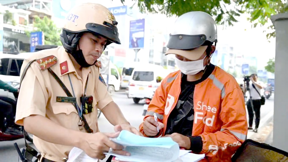 交警对违规停车的摩托车驾驶人处罚。