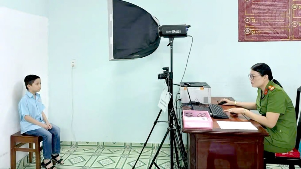 市公安厅社会秩序行政管理警察科为未满14岁的公民办理身份证。