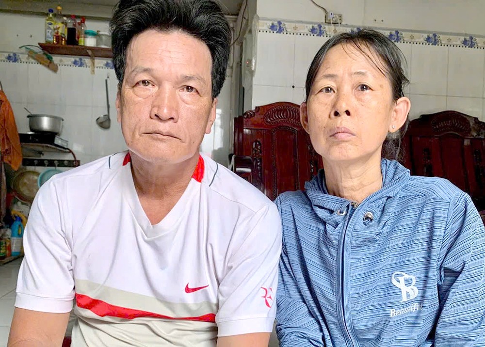阮文事和妻子黎氏帽。