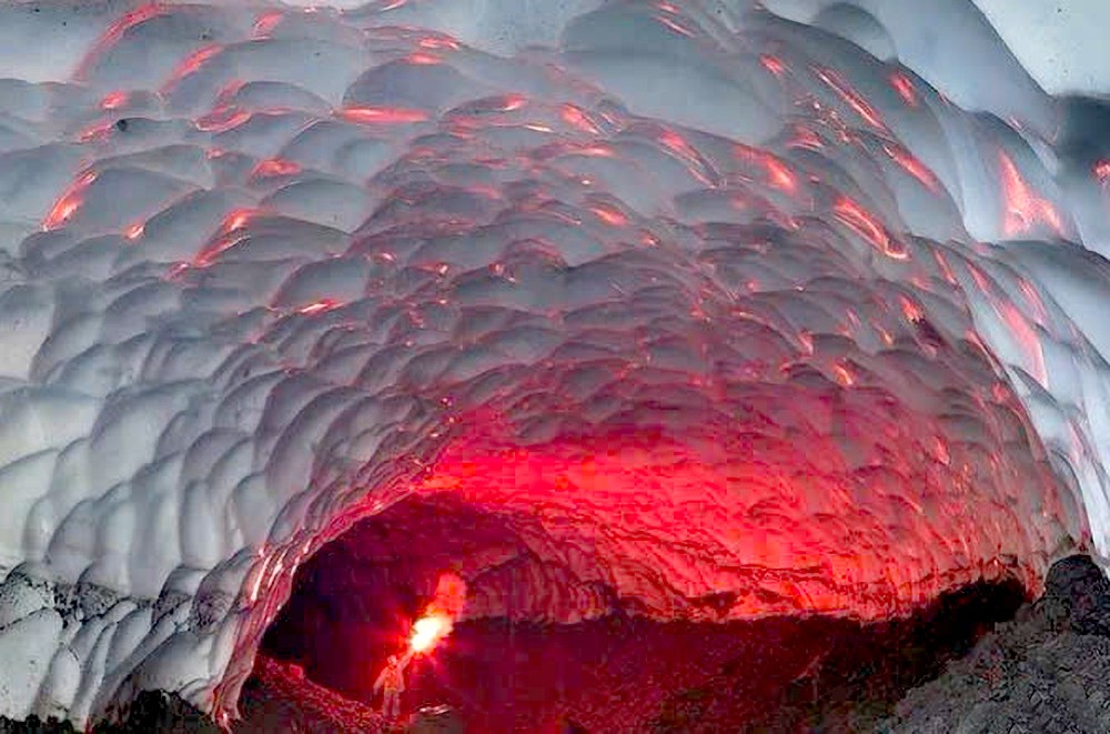 俄罗斯穆特诺夫斯基火山附近的冰洞。