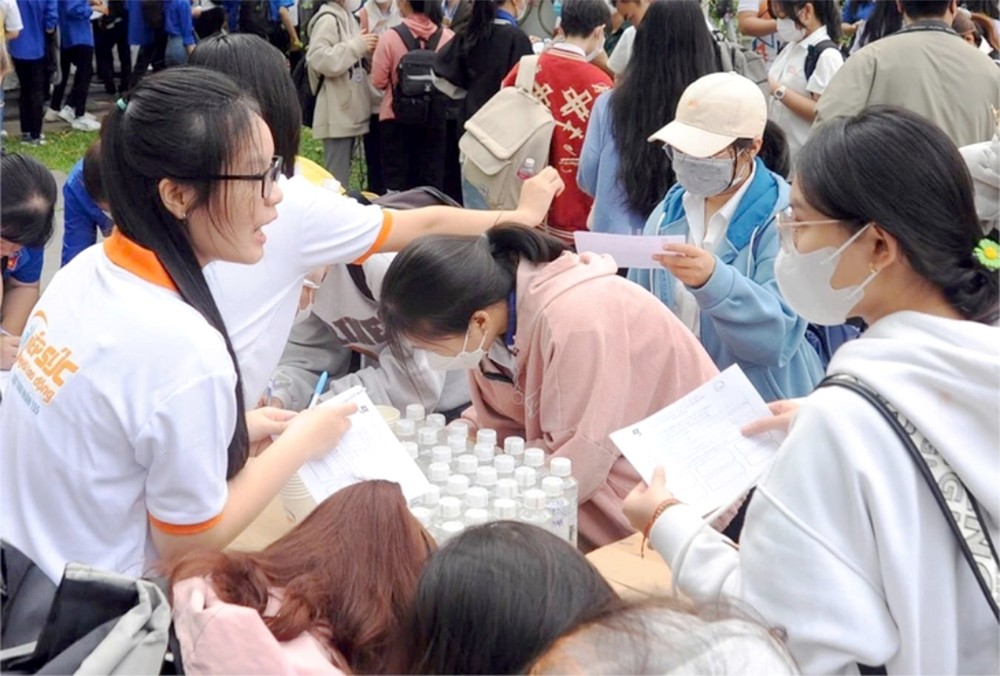 年轻人在“招聘、就业”盛会寻找就业机会。