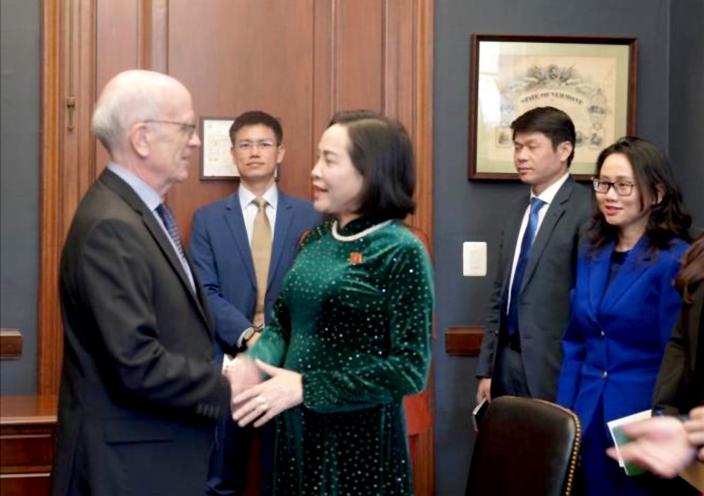 国会副主席阮氏清会见美国参议员彼得‧韦尔奇。