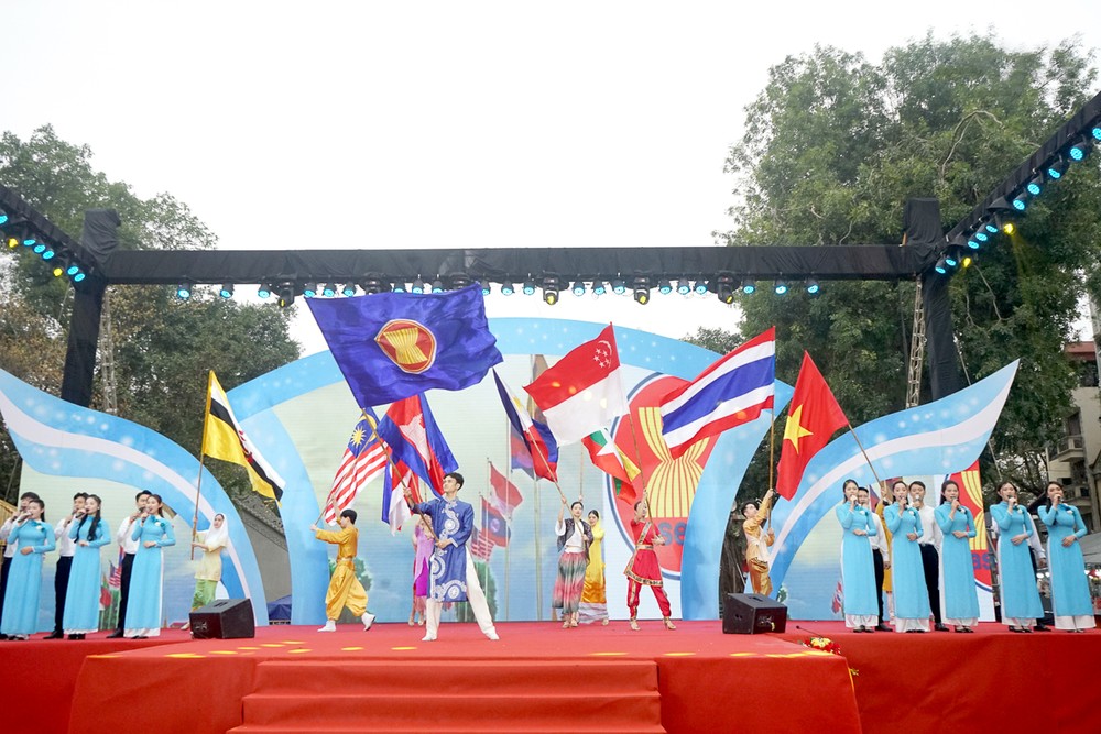 “首都妇女为和平与发展”嘉年华开幕