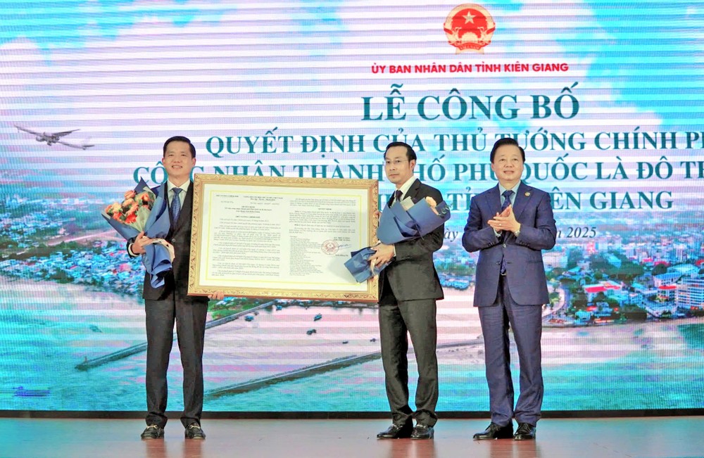 政府副总理陈红河向坚江省领导颁发公认富国市为一级都市《决定》。