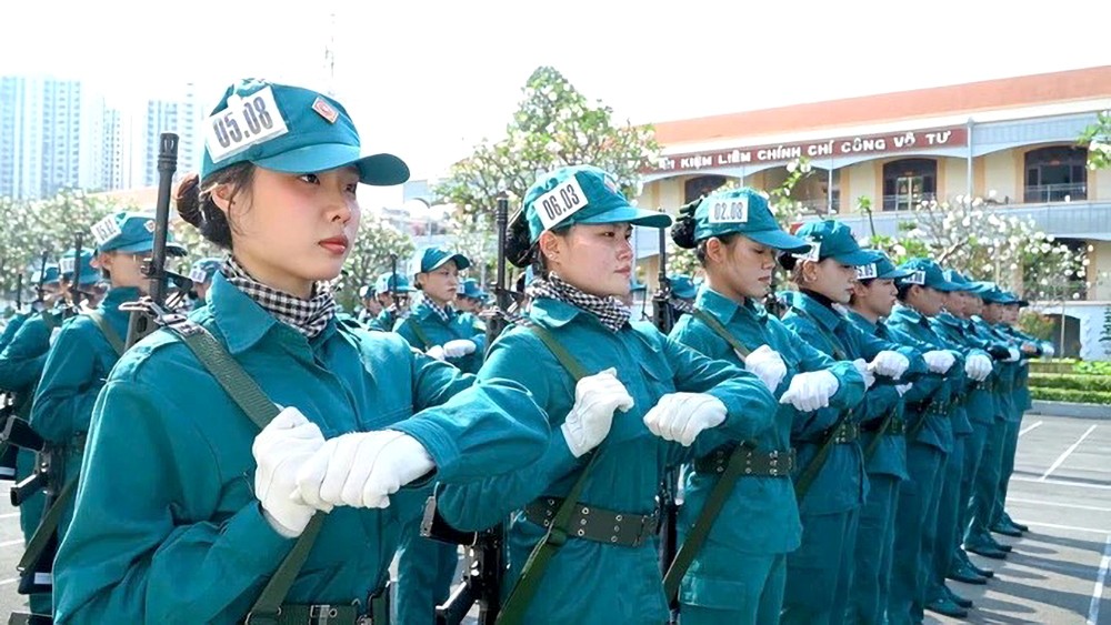 南部女游击队正在训练。