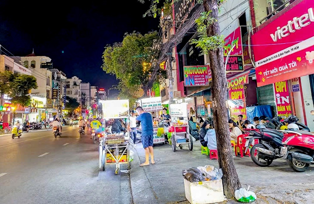 在平盛郡阮嘉智街，许多餐馆在都市秩序力量离开后再次占用街道、人行道。