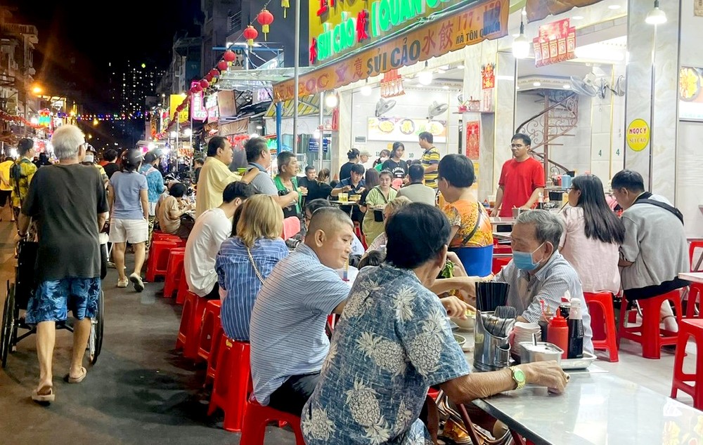 何宗权水饺街每晚都客似云来。