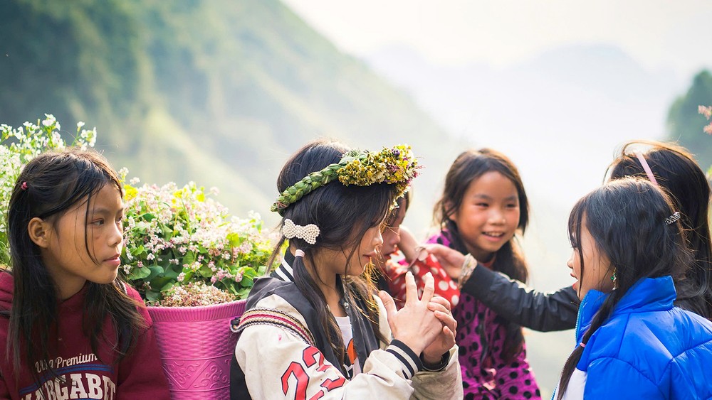 与当地的居民交流。