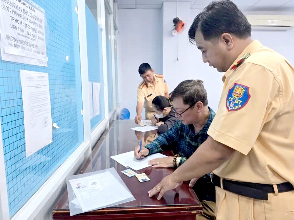 本市交警指引民众办理驾照新发、换发手续。