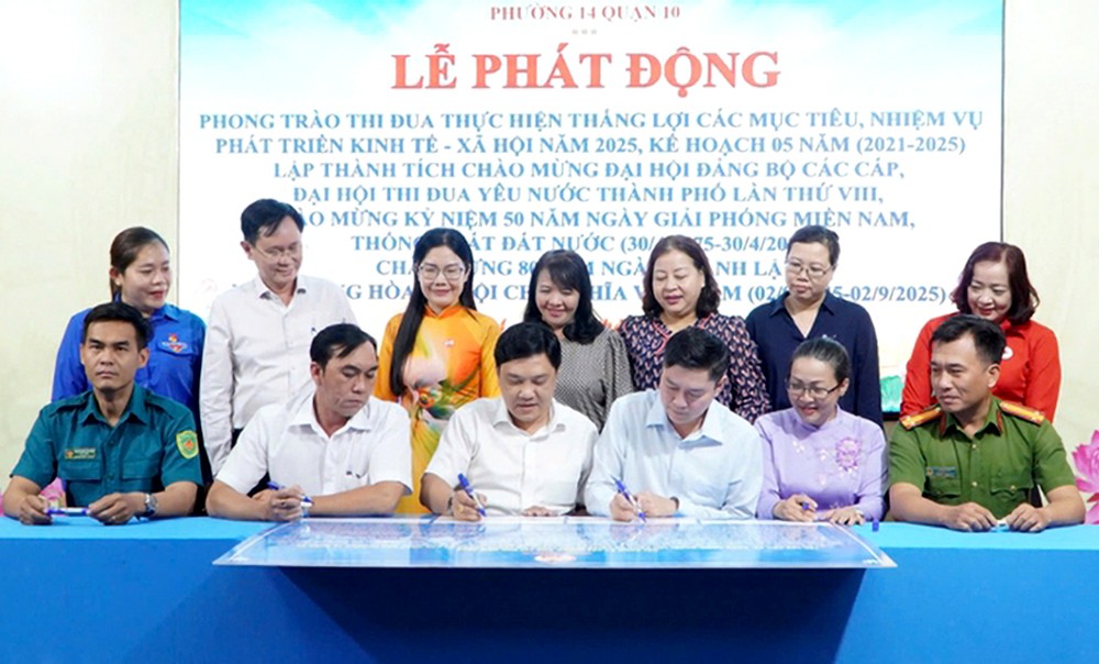 本市第十郡第十四坊领导签署胜利落实2025年社经发展目标、任务竞赛协议书。