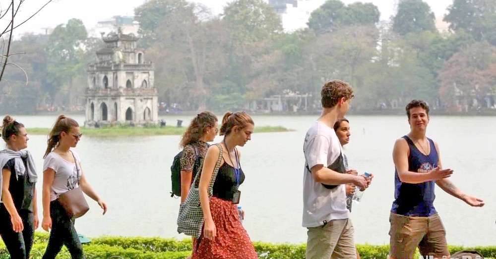 放宽签证政策将有效吸引国际游客，助推旅游业强劲发展。