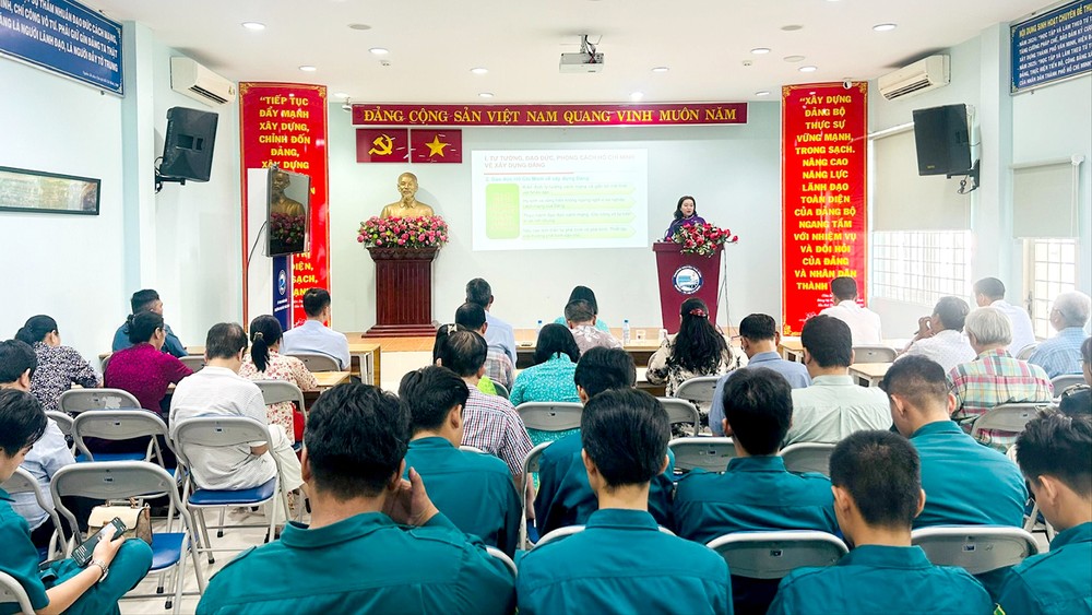 第一郡干部、党员和民众参加贯彻落实党中央政治局、党中央书记处关于政治体系组织架构重组事宜的第127号《结论》的会议。