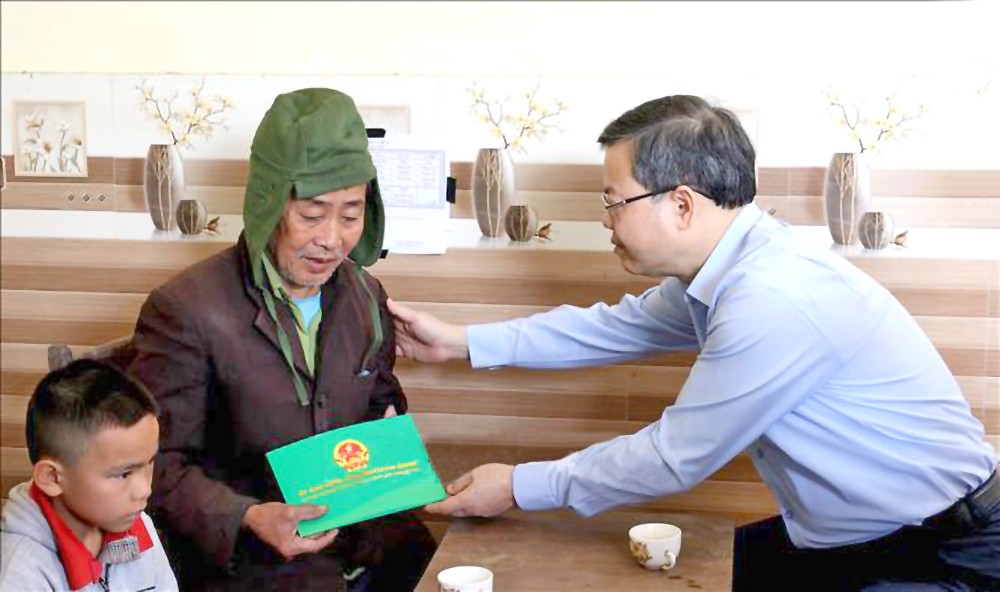 宣光省领导慰问林火罹难者家属