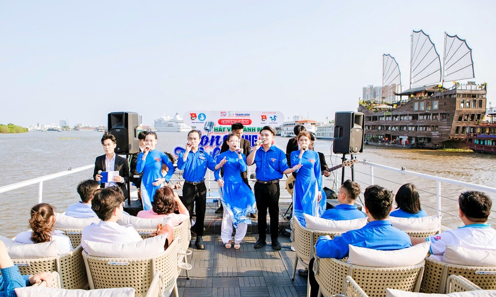 共青团团员及青年参加“从历史之河歌唱城市”艺术节目。