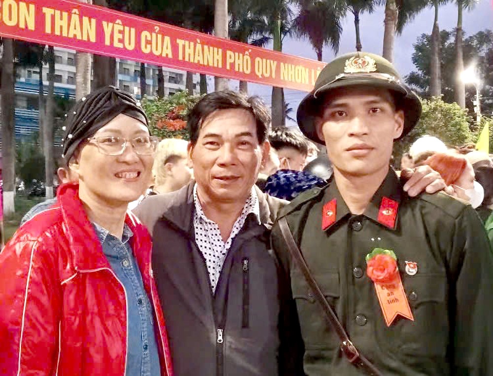 阮氏碧花与丈夫及履行军人职责的儿子。