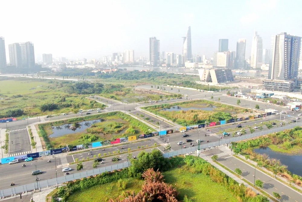 守德市守添新都市区多块规划地正等待投资者开发。