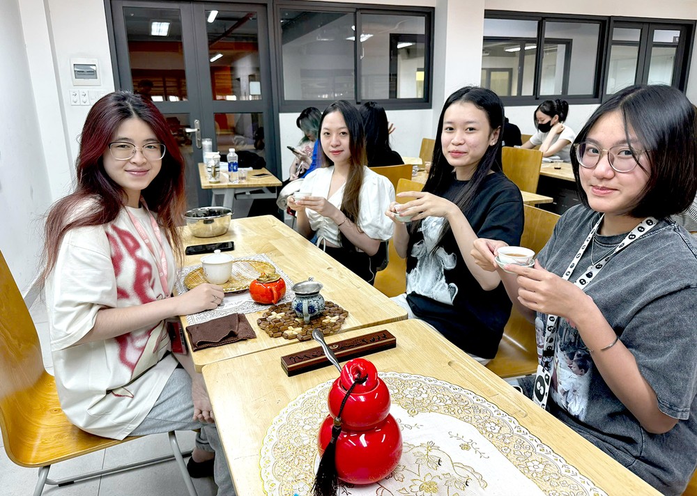 学生们分组体验泡茶。