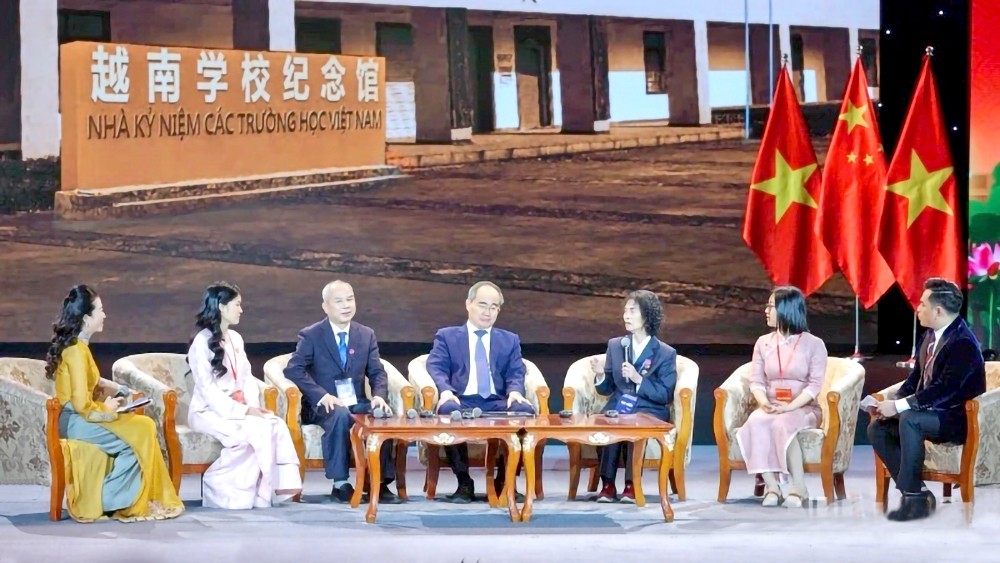 卢美念女士（右三）参加本月20日在河内举行的“越中各时期留学生、大学生”见面会。