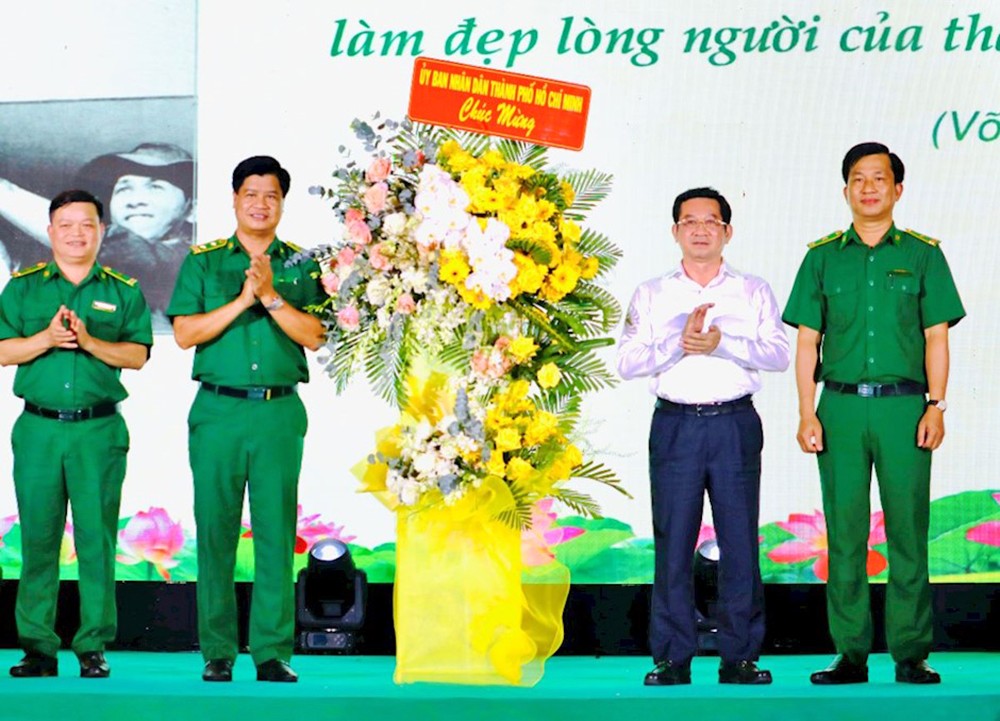 杨玉海同志赠送鲜花祝贺。