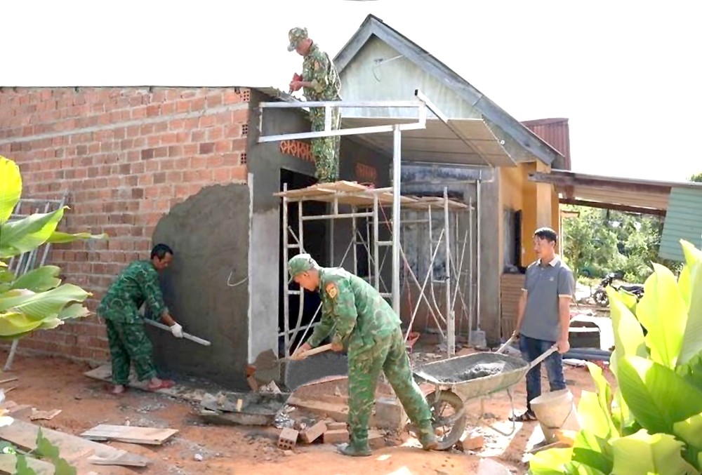 昆嵩省边防部队指挥部已帮助当地居民消除危旧房和稳定生活，确保边境区的秩序安全。
