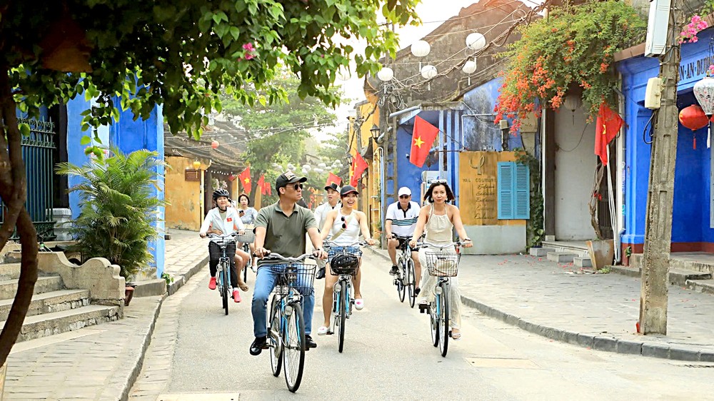 游客于2025年3月游览会安古镇。