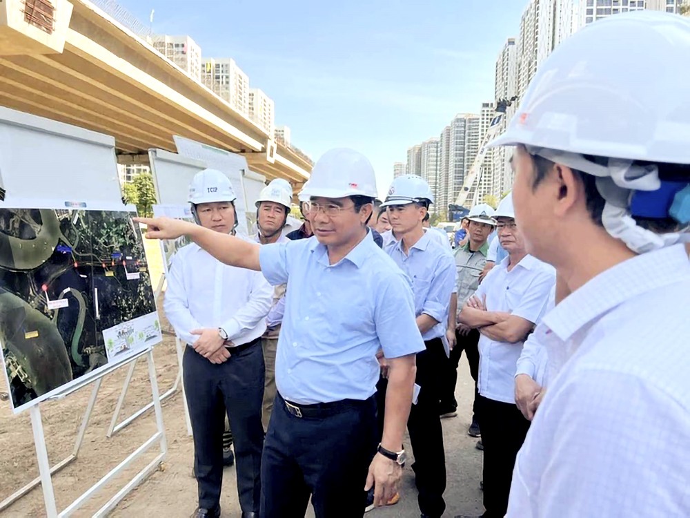 市人委会主席阮文得检查守德市安富交通枢纽施工进度。