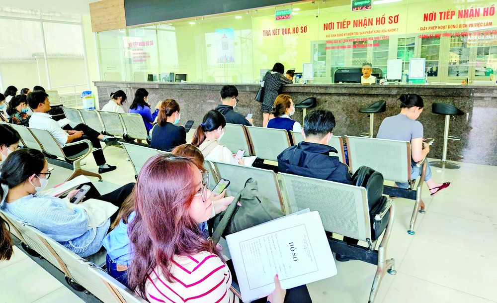 企业与民众在市内务厅递交劳动与就业领域卷宗。