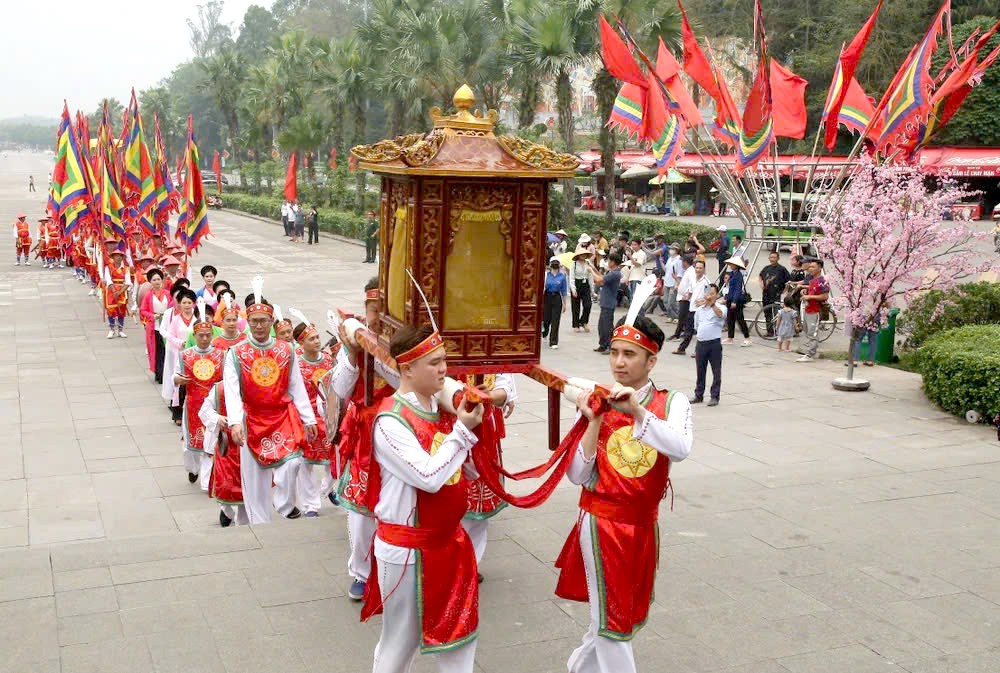 每年农历三月初十在富寿省的雄王庙均举行越南始祖雄王祭祀仪式。