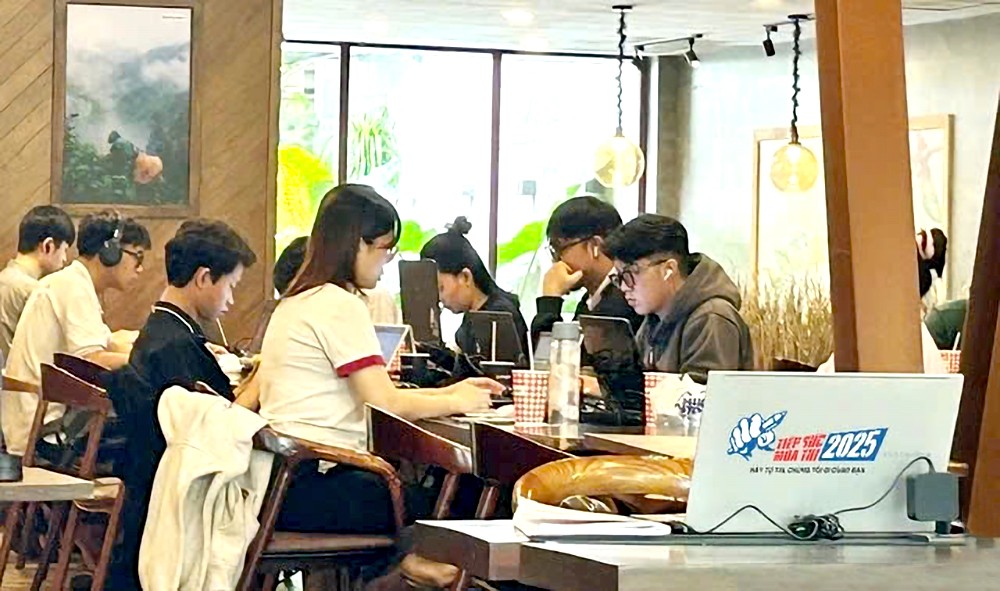 考试季节的压力大，年轻人须利用科技来复习。