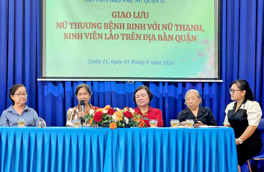 冯月兰女士（左一），陈氏馨（左二）在交流。