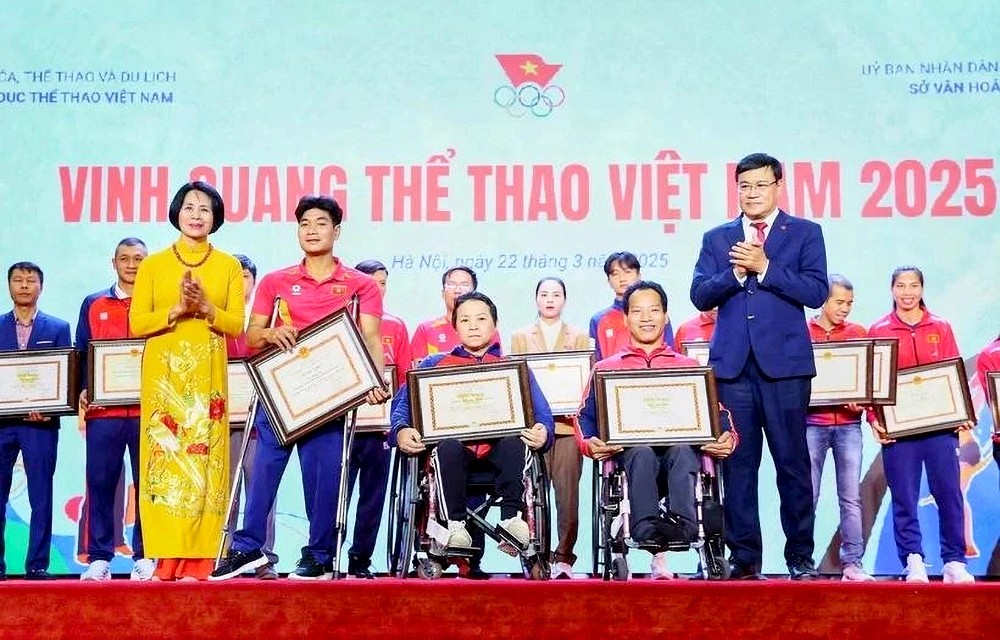 优秀运动员、教练员荣获越南奥委会表彰证书