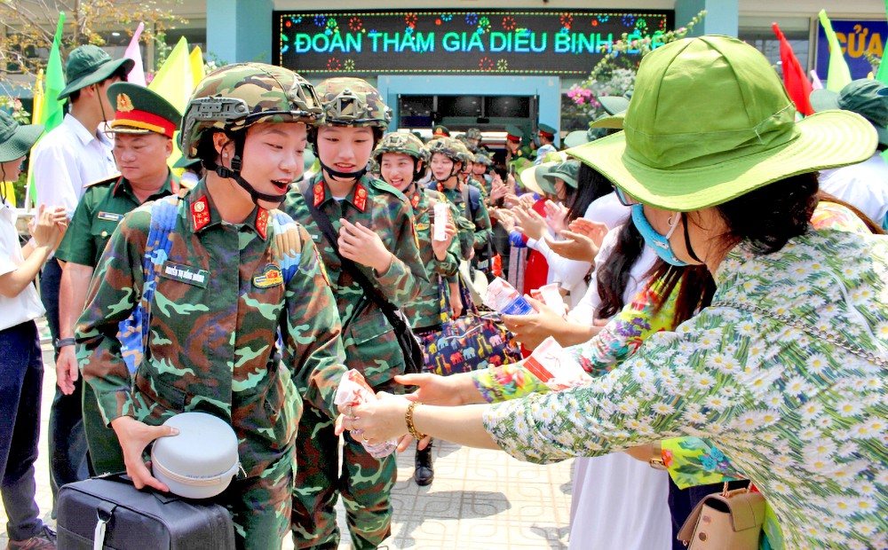 同奈迎接参加阅兵干部战士队伍