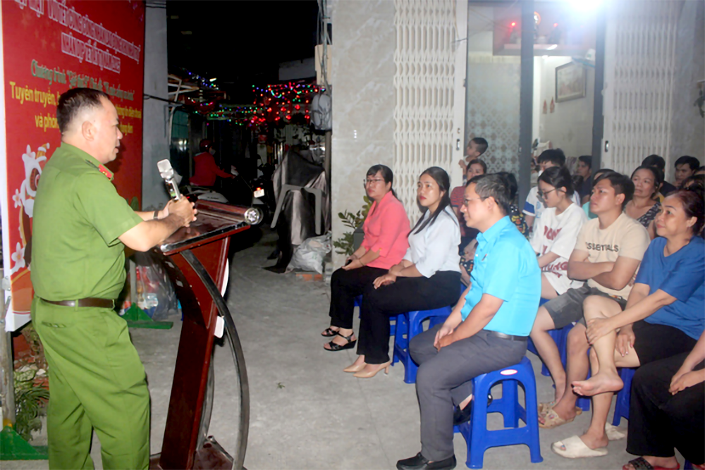 第六郡众多工人聆听关于防范诈骗手段的指引。