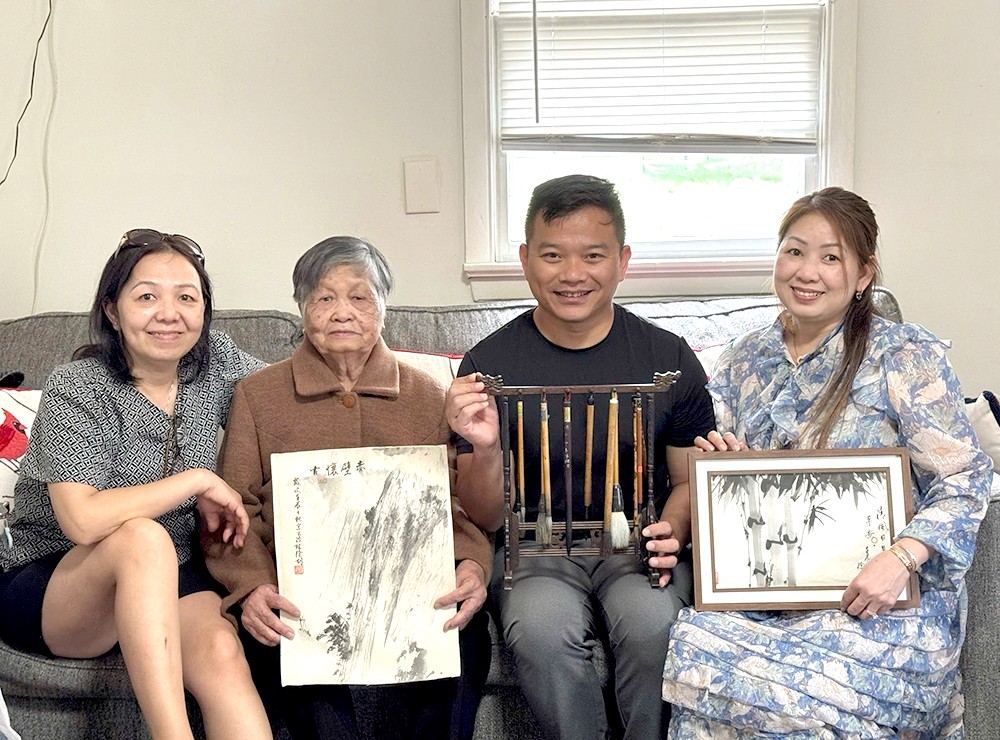 徐均文友遗孀与女儿向作者（左三）赠送老人家的遗物。