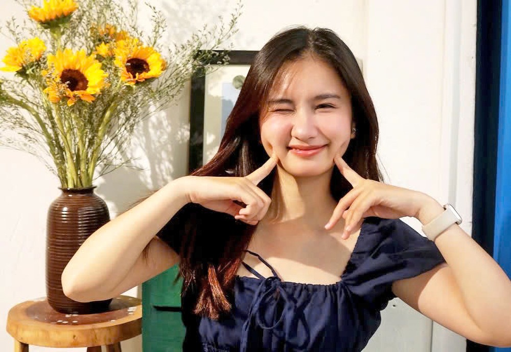 以年轻和真实风格评论服装是天慧的喜悦。